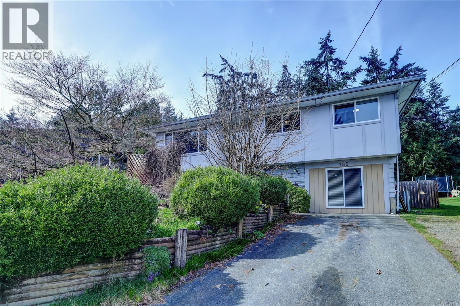 785 PARKVIEW DR