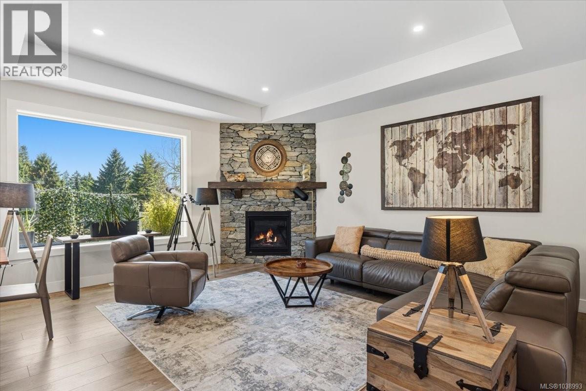 136 GOLDEN OAKS CRES