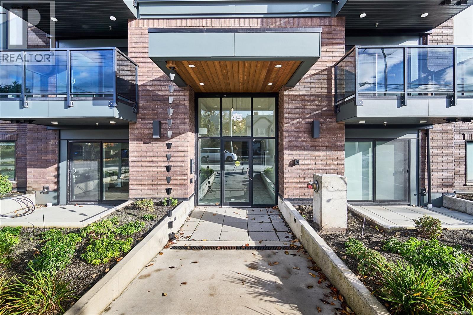 105 45 HALIBURTON ST