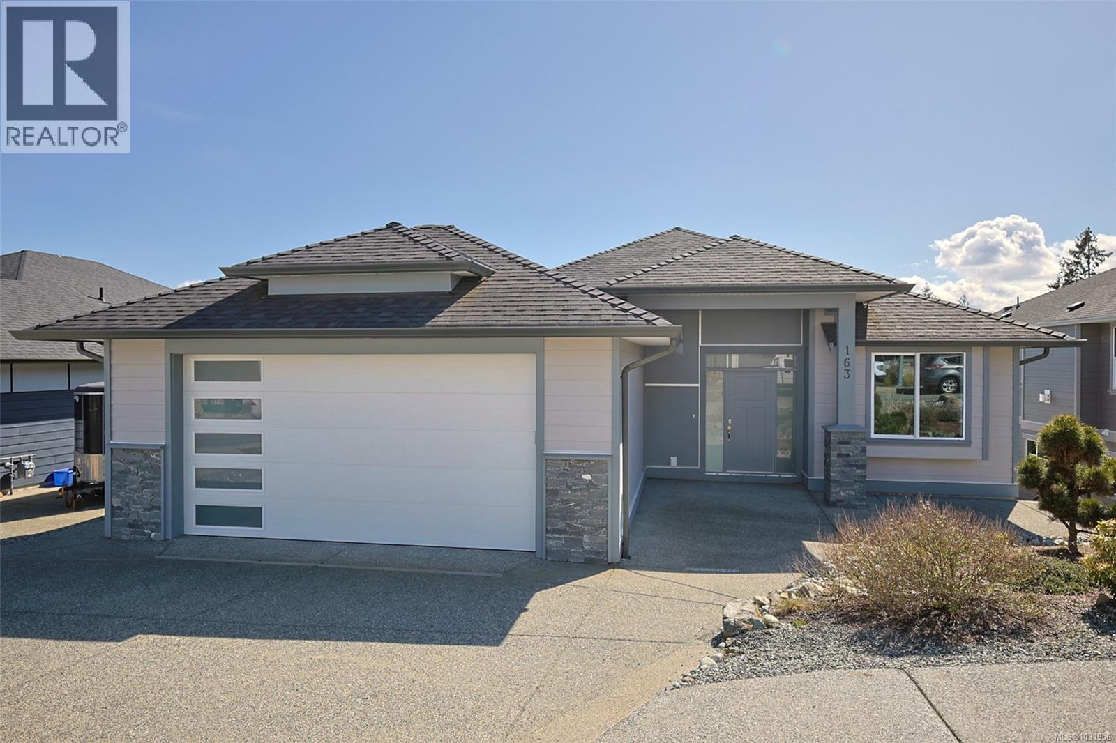 163 GOLDEN OAKS CRES