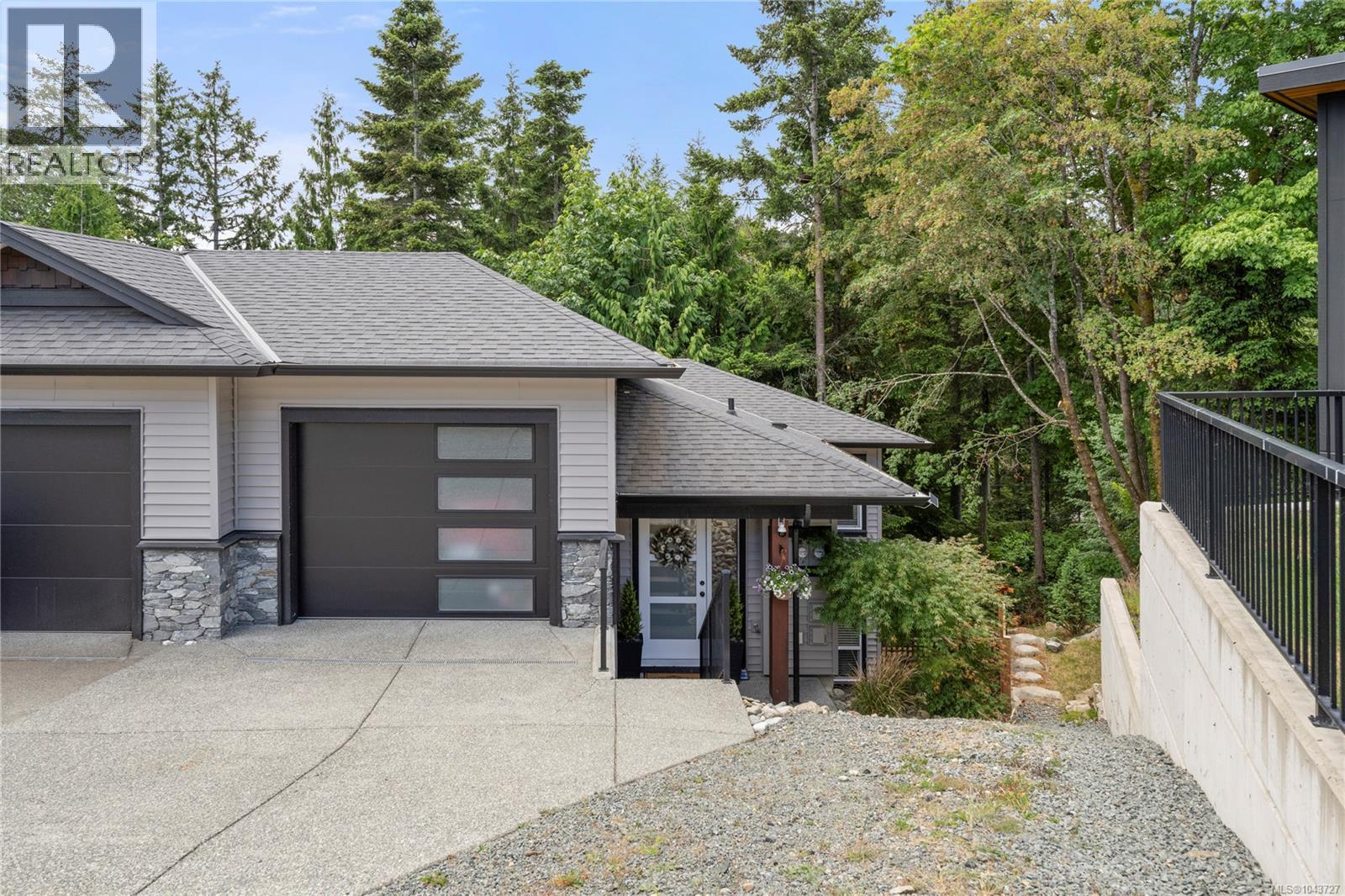 222 GOLDEN OAKS CRES