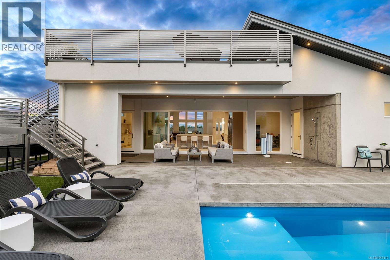 156 GOLDEN OAKS CRES