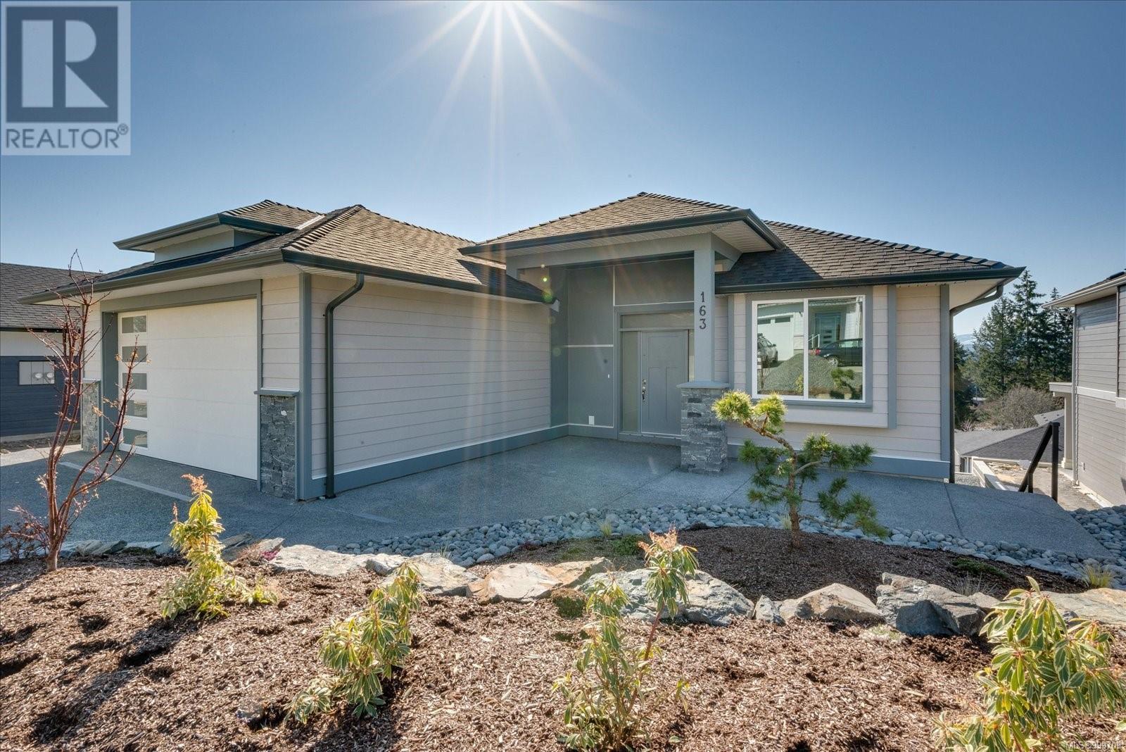 163 GOLDEN OAKS CRES