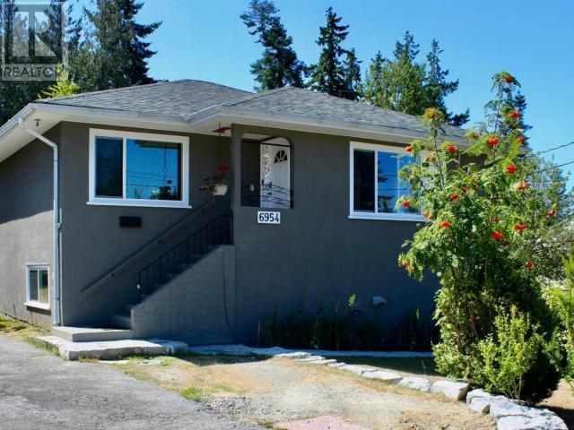  homes for sale - 6954 Hammond Street, Powell River |  Powell River
