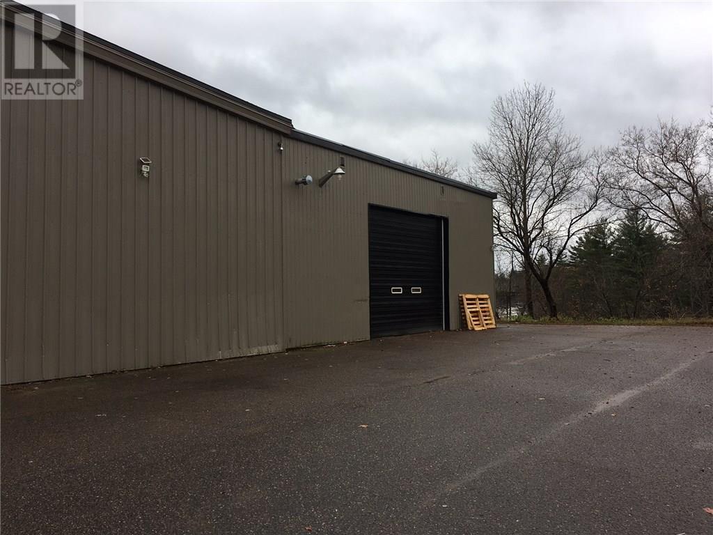 For lease 3532 PETAWAWA BOULEVARD, Petawawa, Ontario K8A1W9 1083830