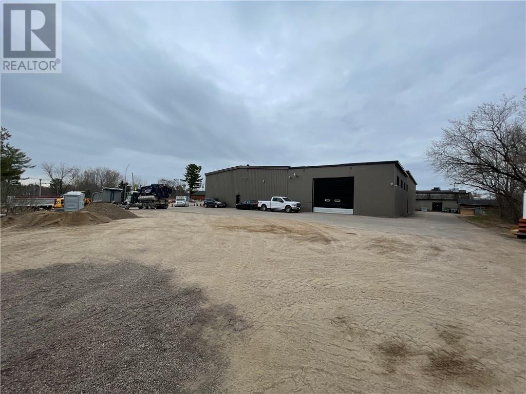 For lease 3532 PETAWAWA BOULEVARD, Petawawa, Ontario K8A1W9 1083830