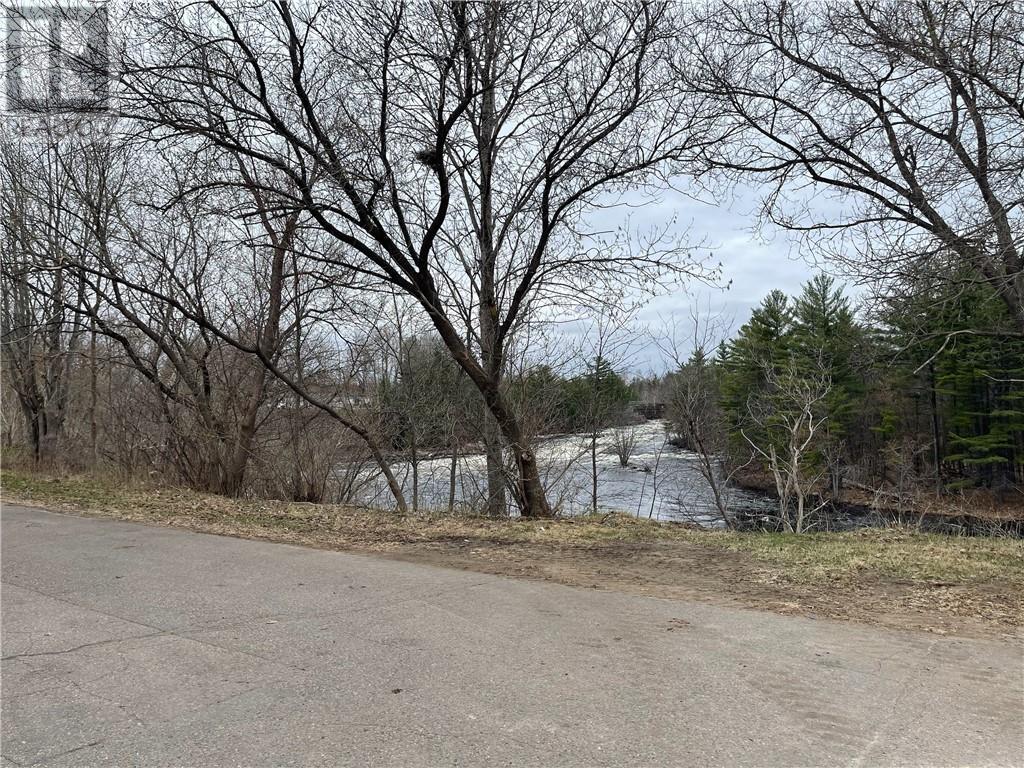 For lease 3532 PETAWAWA BOULEVARD, Petawawa, Ontario K8A1W9 1083830