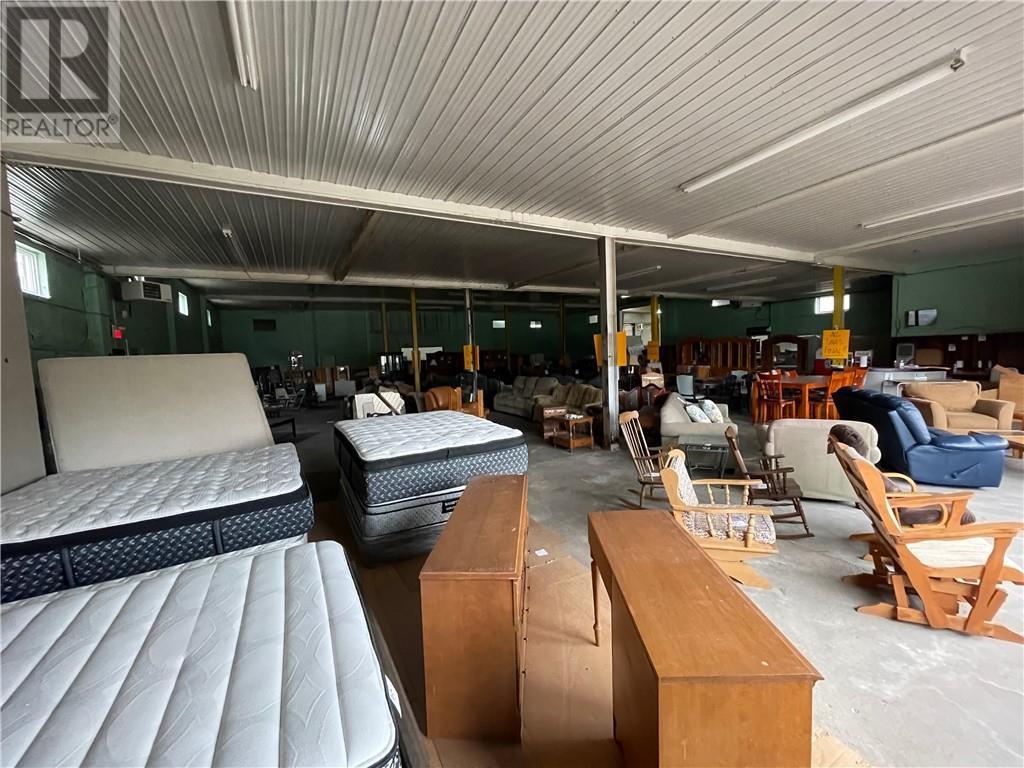 For lease 3532 PETAWAWA BOULEVARD, Petawawa, Ontario K8A1W9 1083830