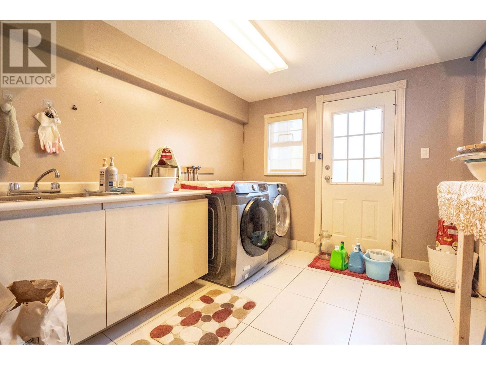 For sale 8591 SEAFAIR DRIVE, Richmond, British Columbia V7C1X7