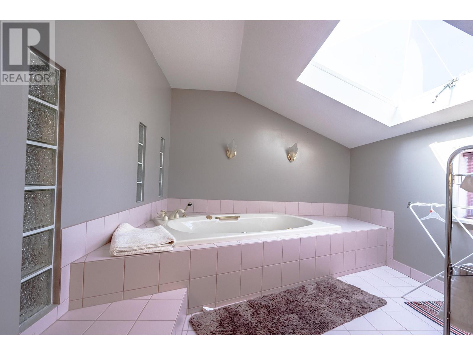 For sale 8591 SEAFAIR DRIVE, Richmond, British Columbia V7C1X7