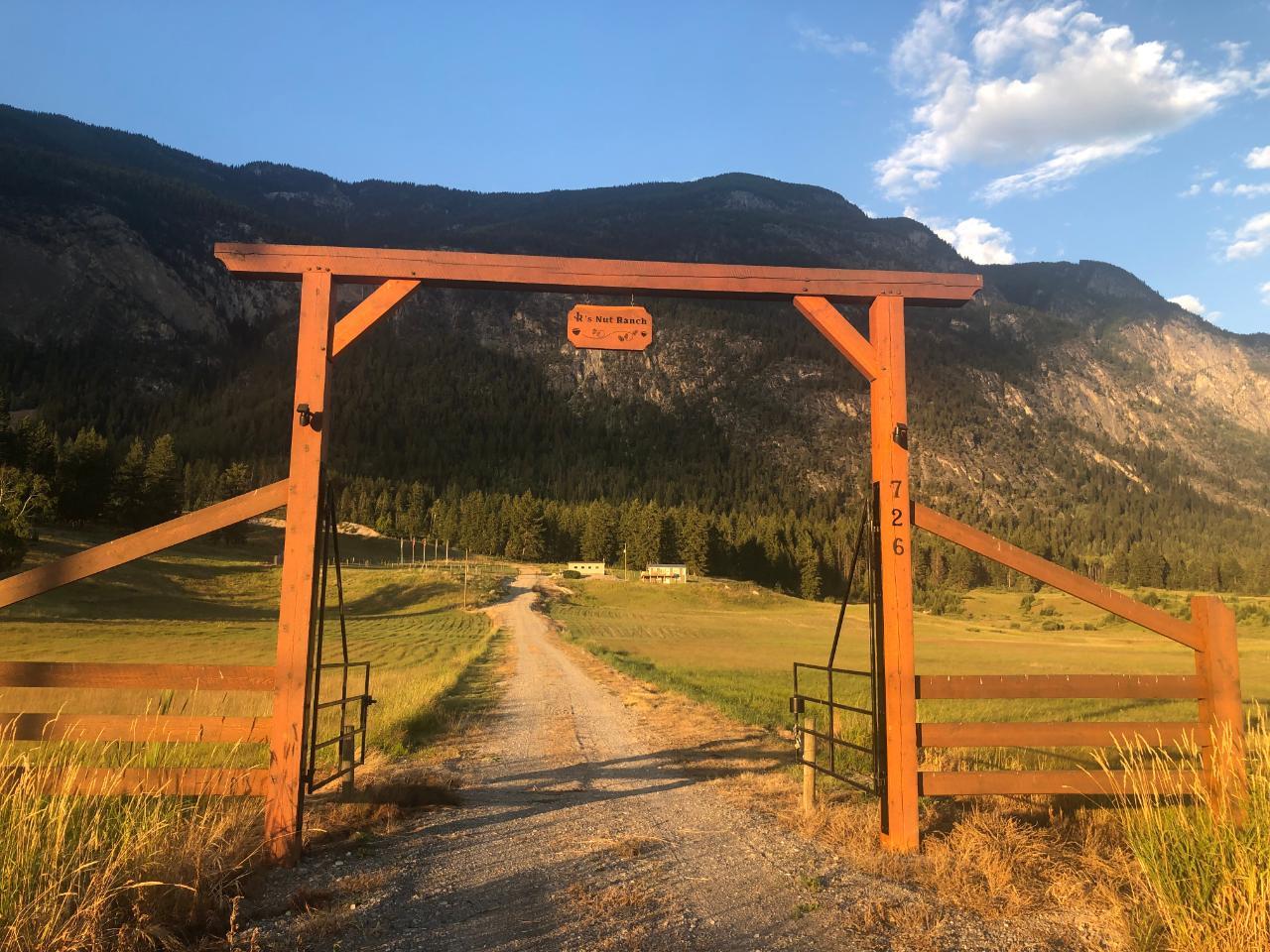 For sale 726 HIGHWAY 95, Spillimacheen, British Columbia V0A1P0