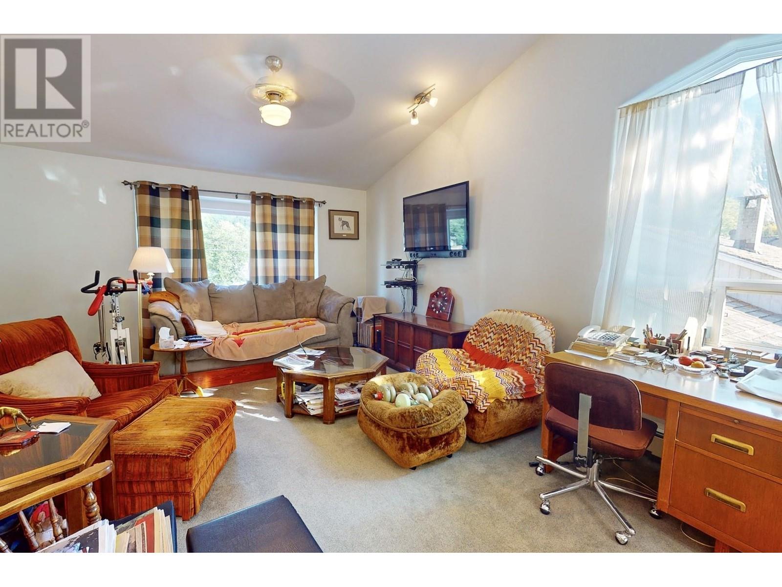 For sale 38053 WESTWAY AVENUE, Squamish, British Columbia V8B0X6