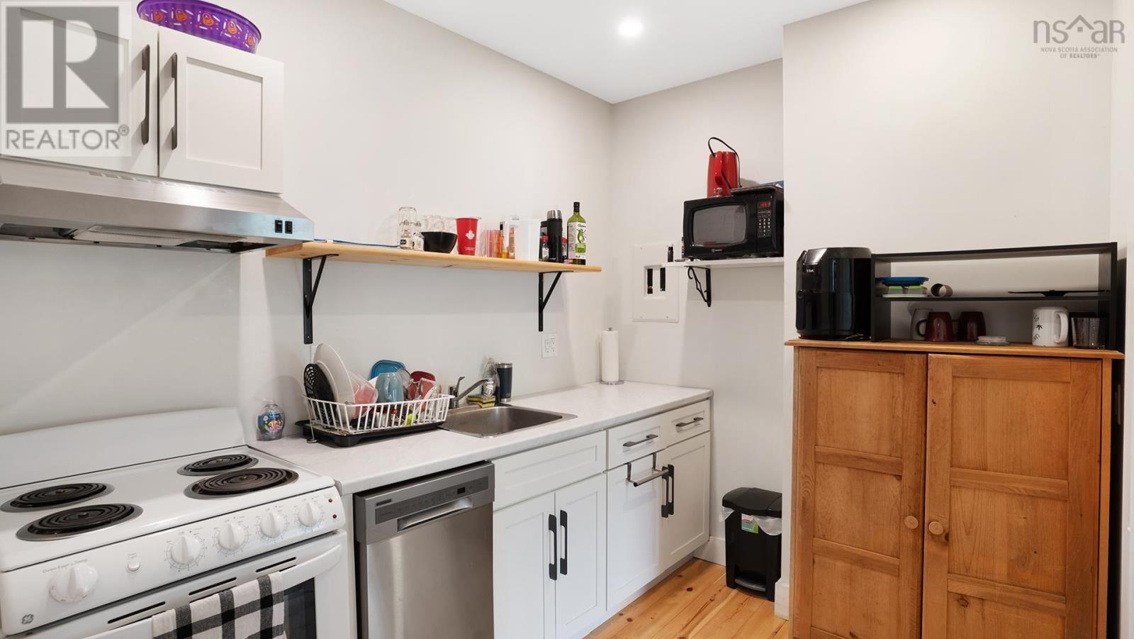 For sale 350 Main Street, Mahone Bay, Nova Scotia B0J2E0 202318056