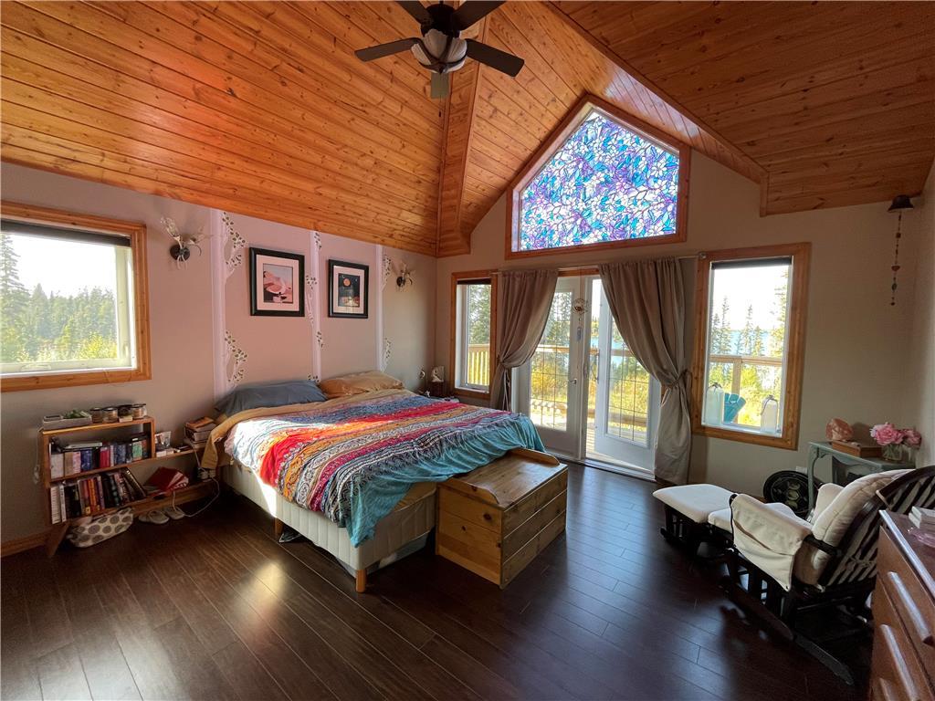 For sale 266 Shoreline Road, Cranberry Portage, Manitoba R0B0H0