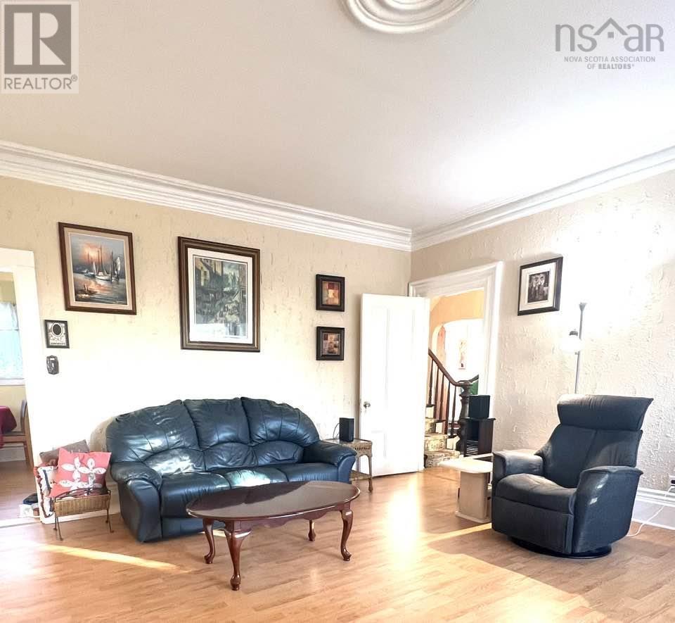 For sale 395 Pleasant Street, Yarmouth, Nova Scotia B5A3P5 202323248