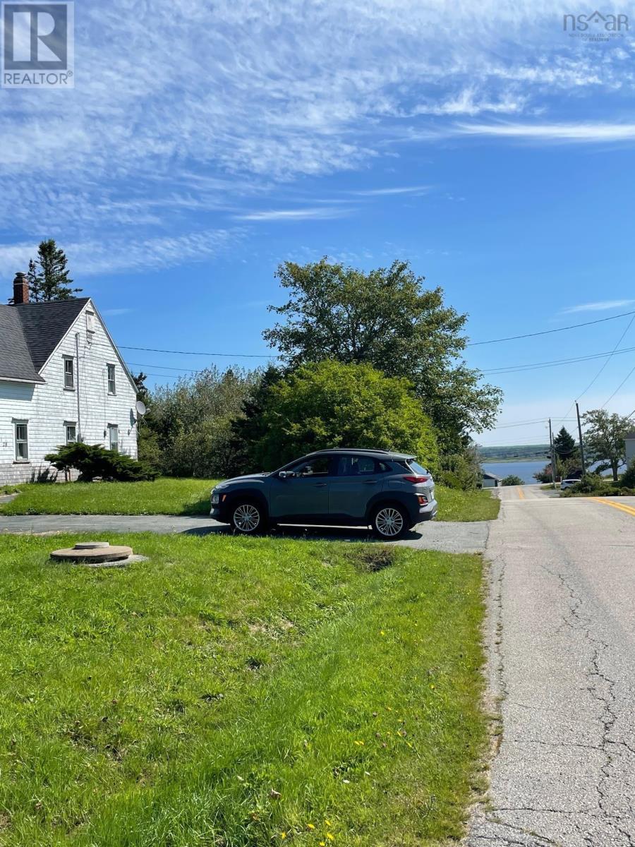 For sale 28 Frank Road, West Pubnico, Nova Scotia B0W3S0 202319390