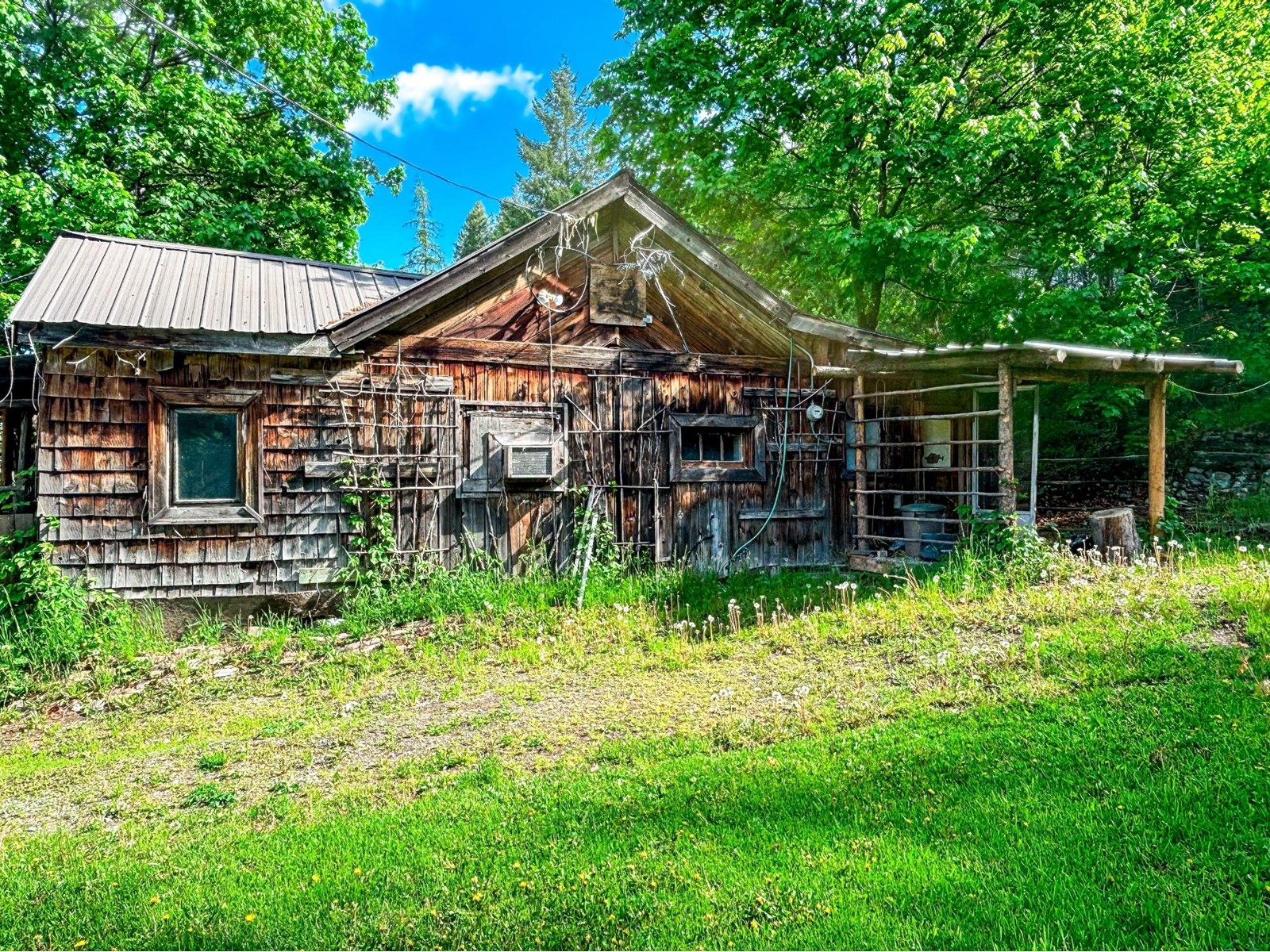 For sale 9338 HALF MOON AVE, Moyie, British Columbia V0B2A0 2474032