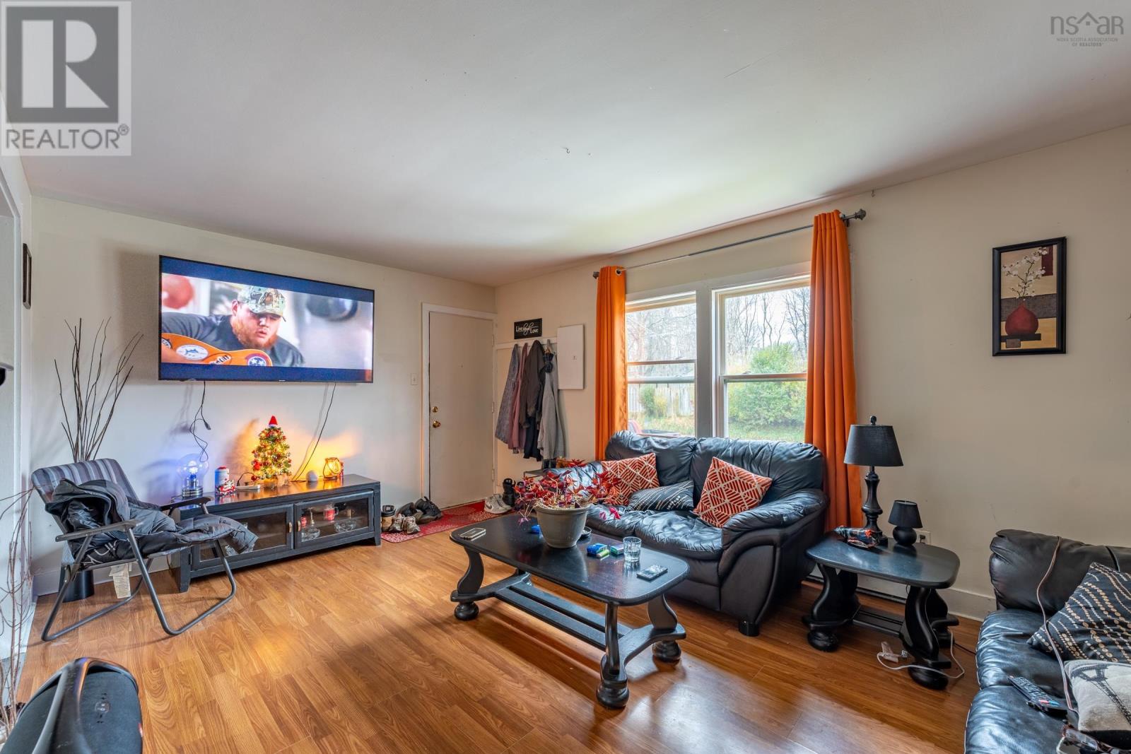 For sale 99 Pleasant Street, Yarmouth, Nova Scotia B5A2J3 202325110