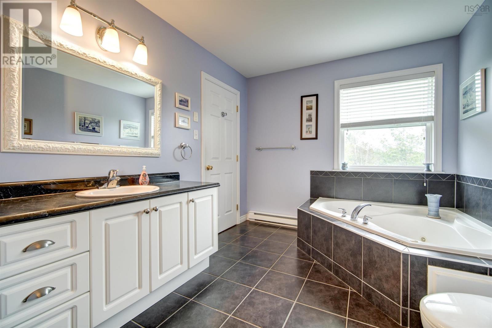 For sale 20 Bramsbury Lane, Stillwater Lake, Nova Scotia B3Z3Z6