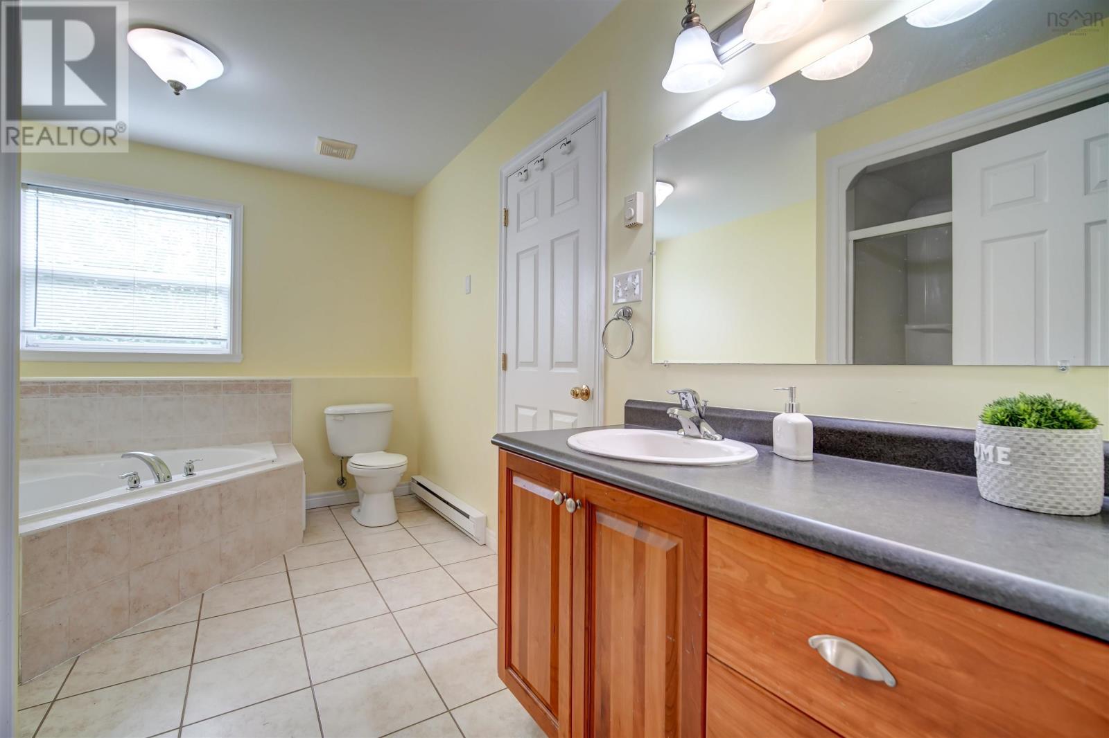 20 Bramsbury Lane, Stillwater Lake, Nova Scotia B3Z3Z6 REALTOR.ca