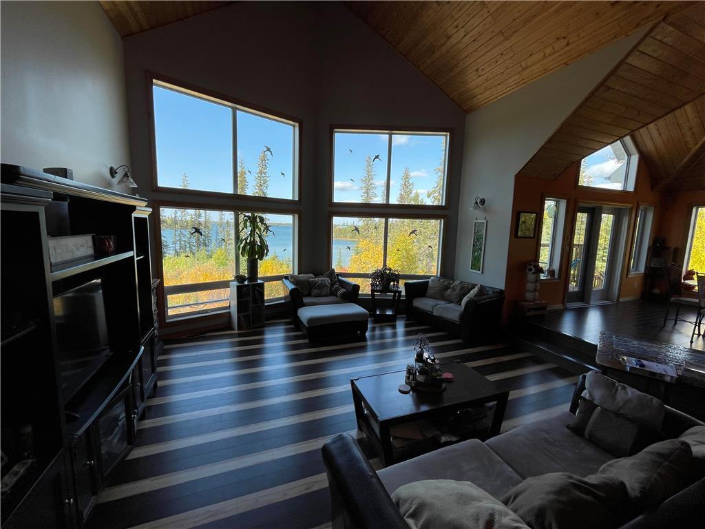 For sale 266 Shoreline Road, Cranberry Portage, Manitoba R0B0H0