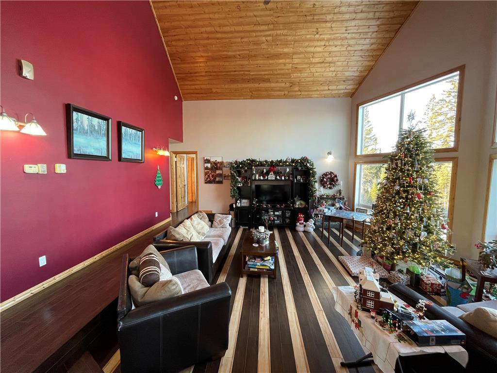 For sale 266 Shoreline Road, Cranberry Portage, Manitoba R0B0H0