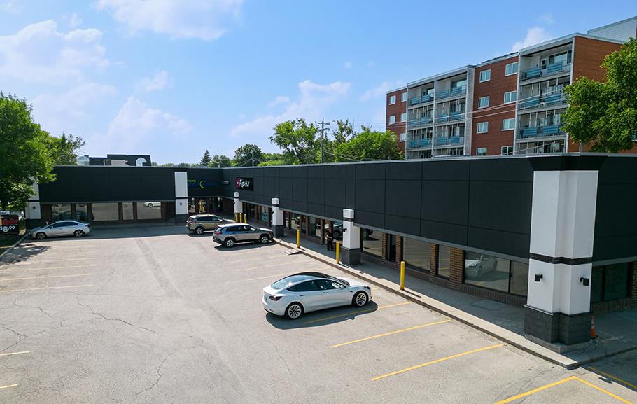 For lease 1341 Henderson Highway, Winnipeg, Manitoba R2G1M5