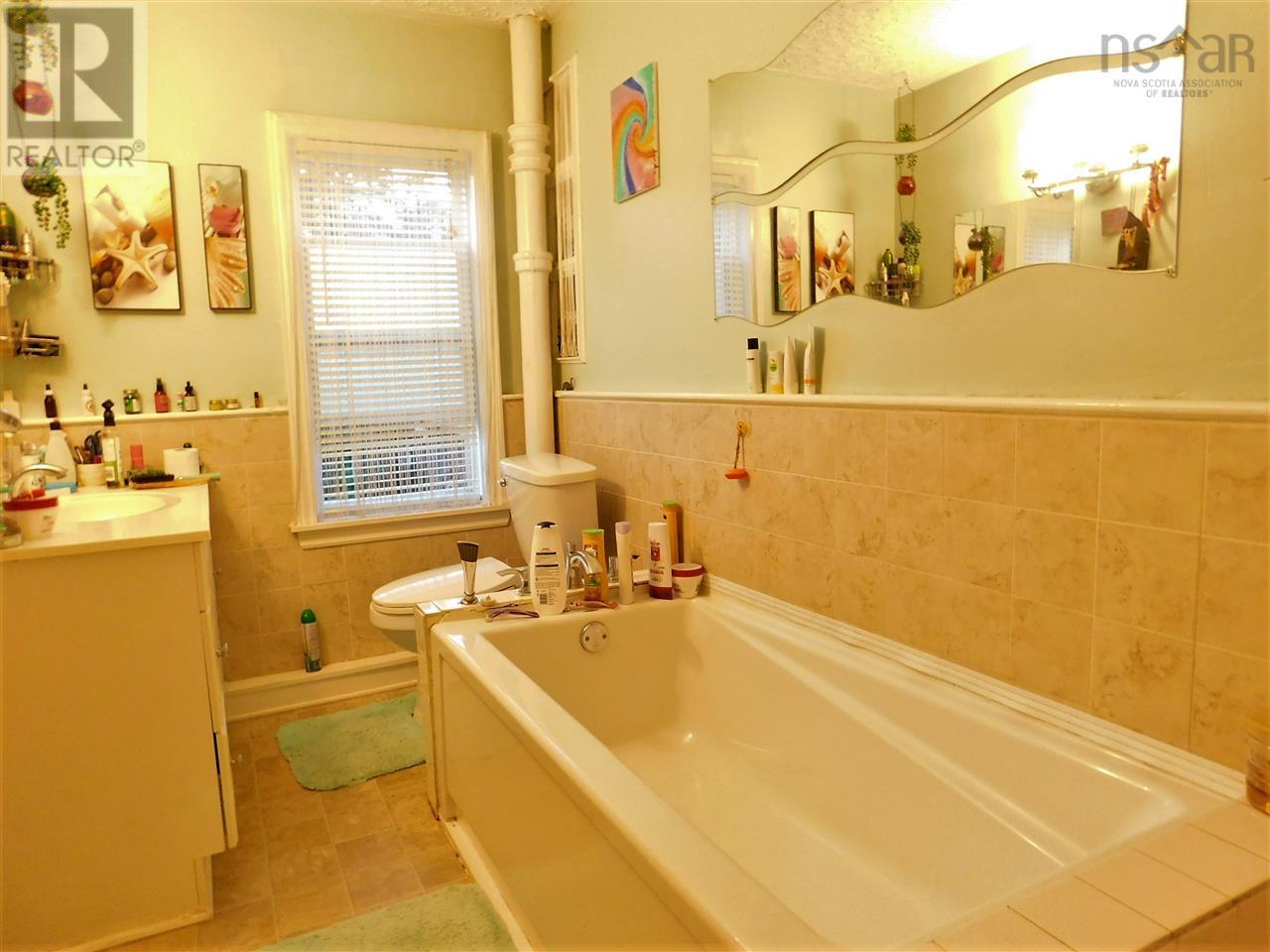 For sale 406 Purves Street, North Sydney, Nova Scotia B2A1C6 202323572 REALTOR.ca