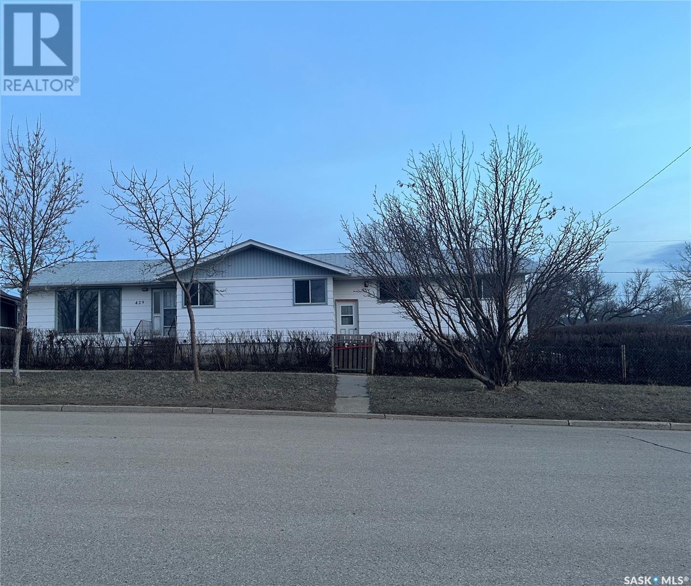 For sale 429 3rd AVENUE W, Assiniboia, Saskatchewan S0H0B0 SK956133