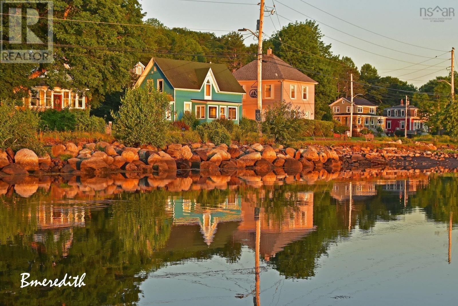 For sale 818 Main Street, Mahone Bay, Nova Scotia B0J2E0 202402059