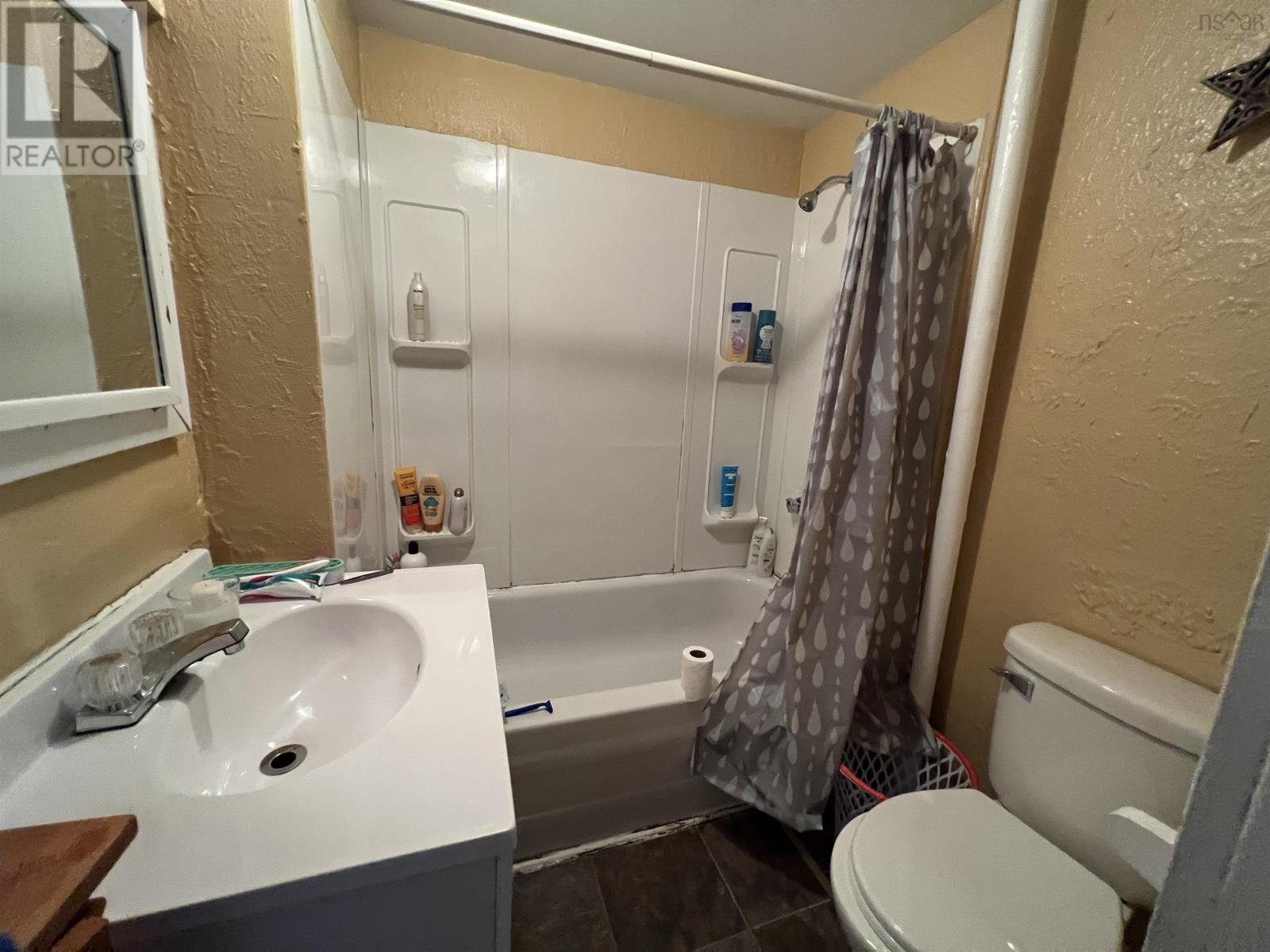 For sale 42 Vancouver Street, Yarmouth, Nova Scotia B5A4A9 202316550