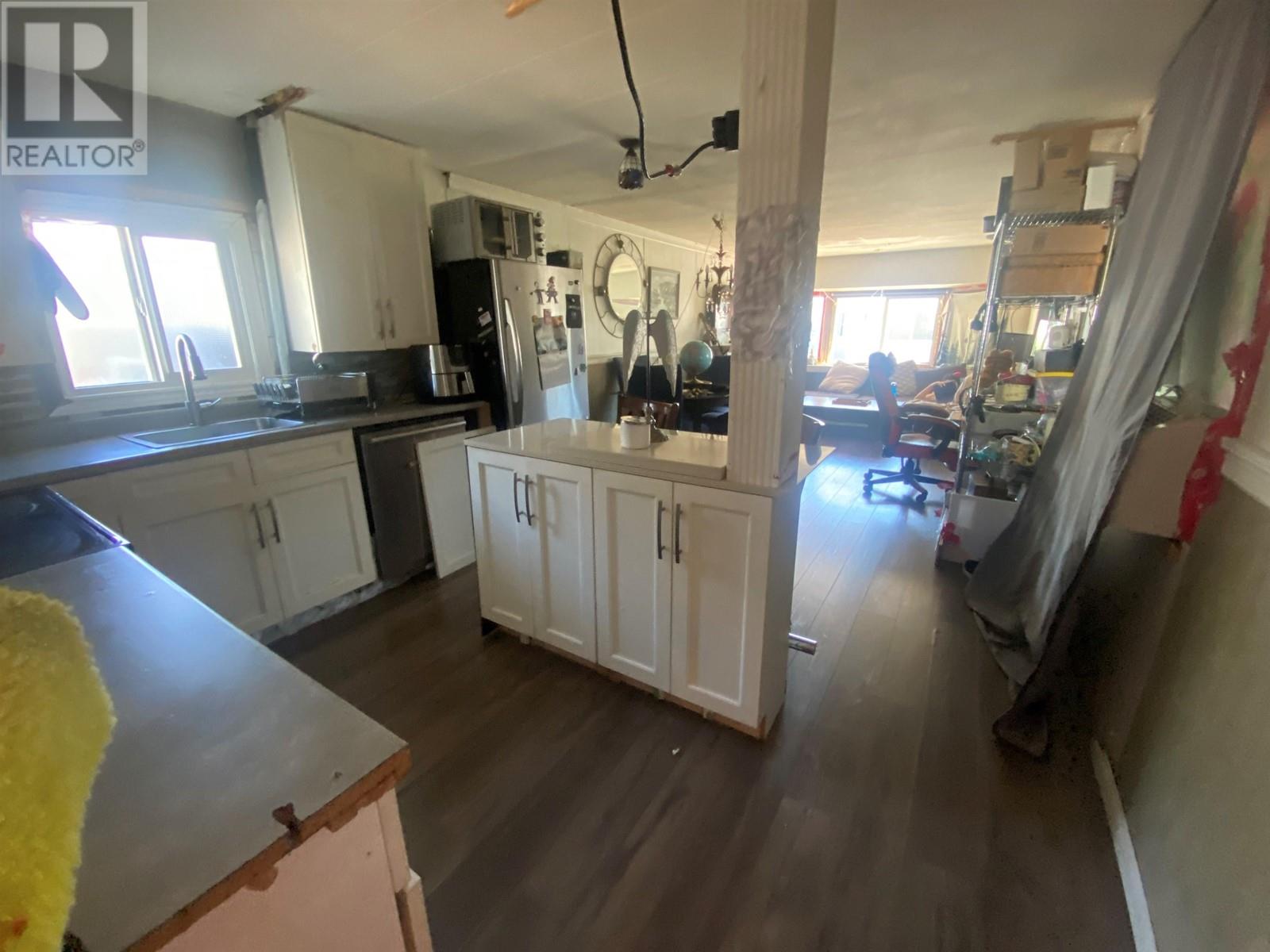 For sale 101 201 CAYER STREET, Coquitlam, British Columbia V3K5A9