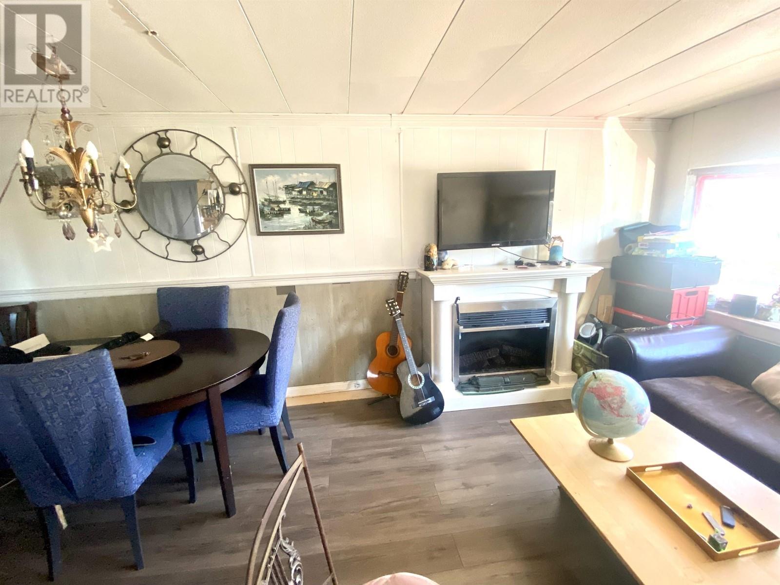 For sale 101 201 CAYER STREET, Coquitlam, British Columbia V3K5A9