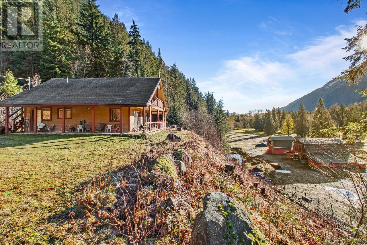 For sale: 15986 SQUAMISH VALLEY ROAD, Squamish, British Columbia V0N1T0 -  R2838330 | REALTOR.ca