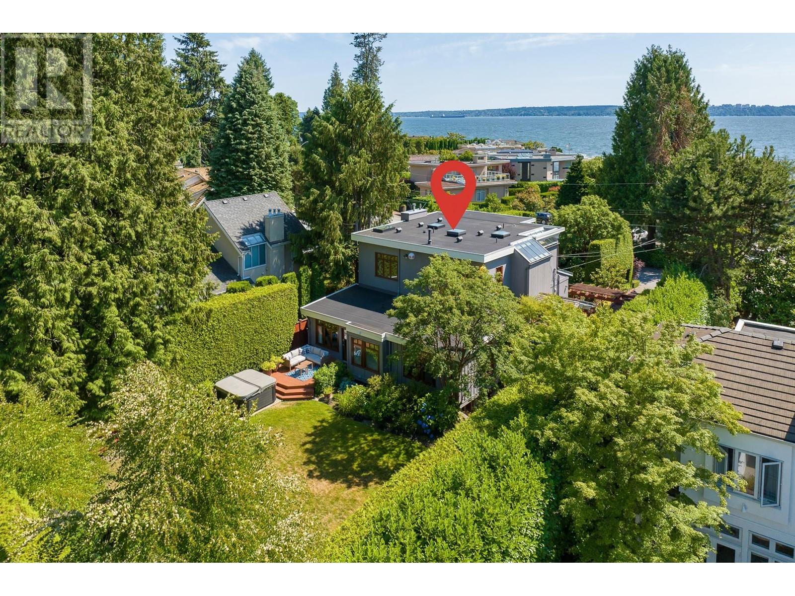 For sale 4449 ROSS CRESCENT, West Vancouver, British Columbia V7W1B4