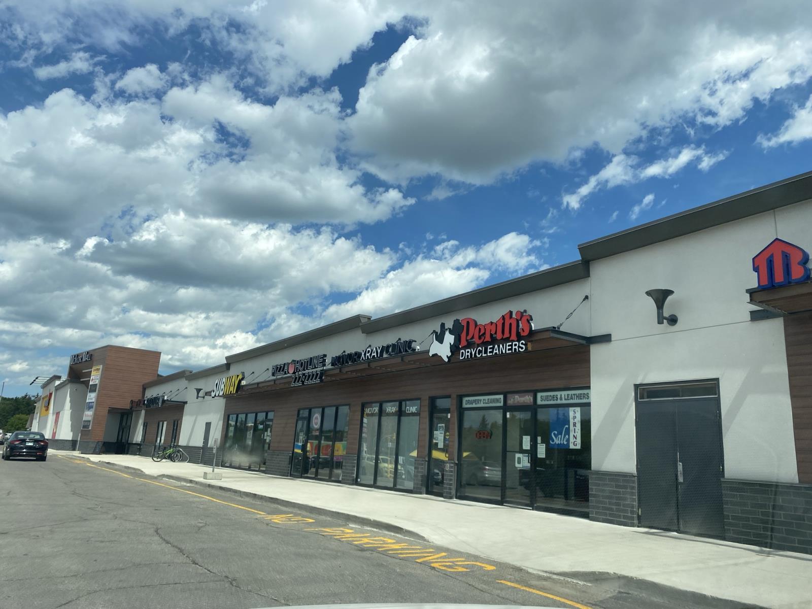 For lease 1795 Henderson Hwy, Winnipeg, Manitoba R2G1P3