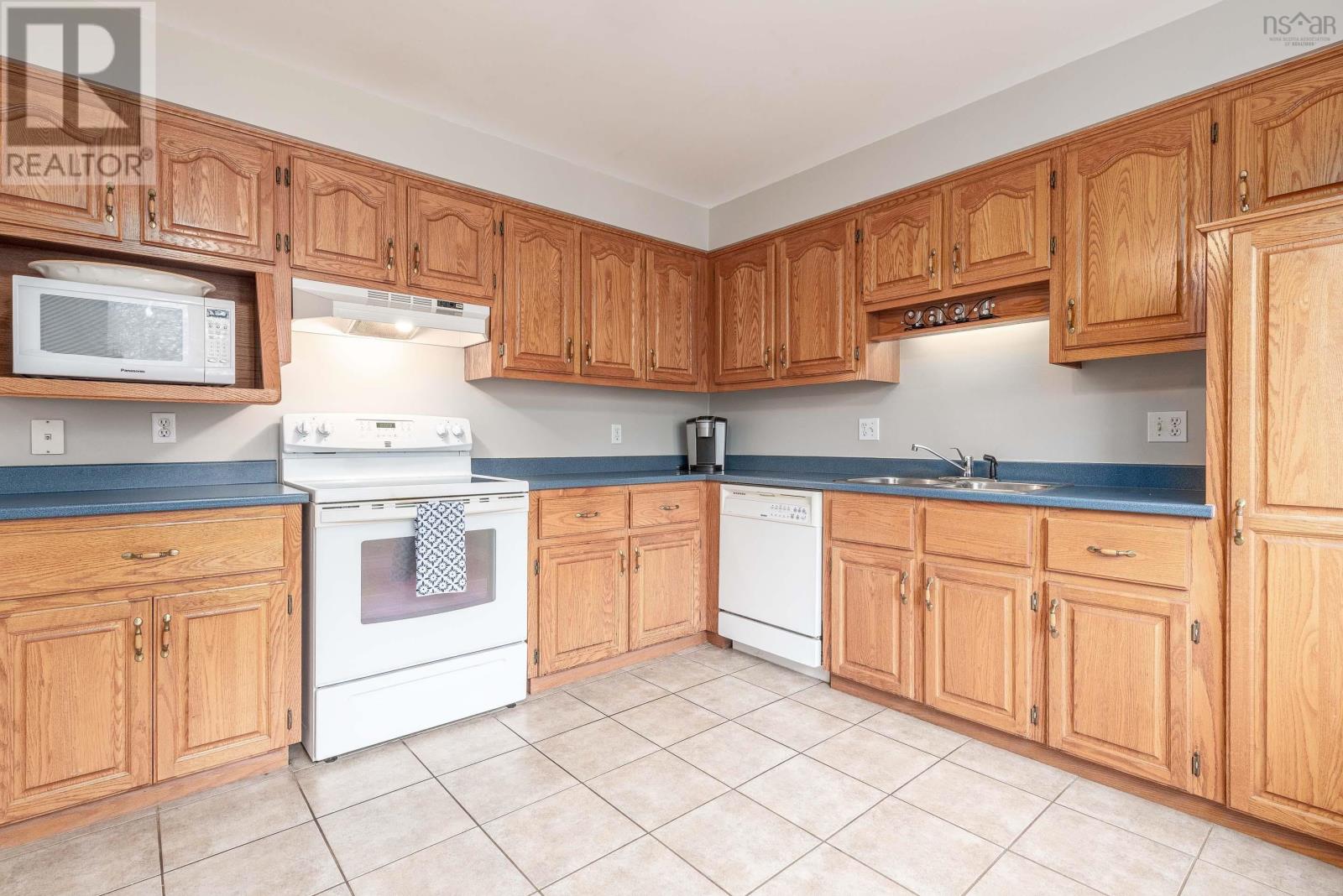 8 Russell Lake Drive, Dartmouth, Nova Scotia B2W6E7 REALTOR.ca