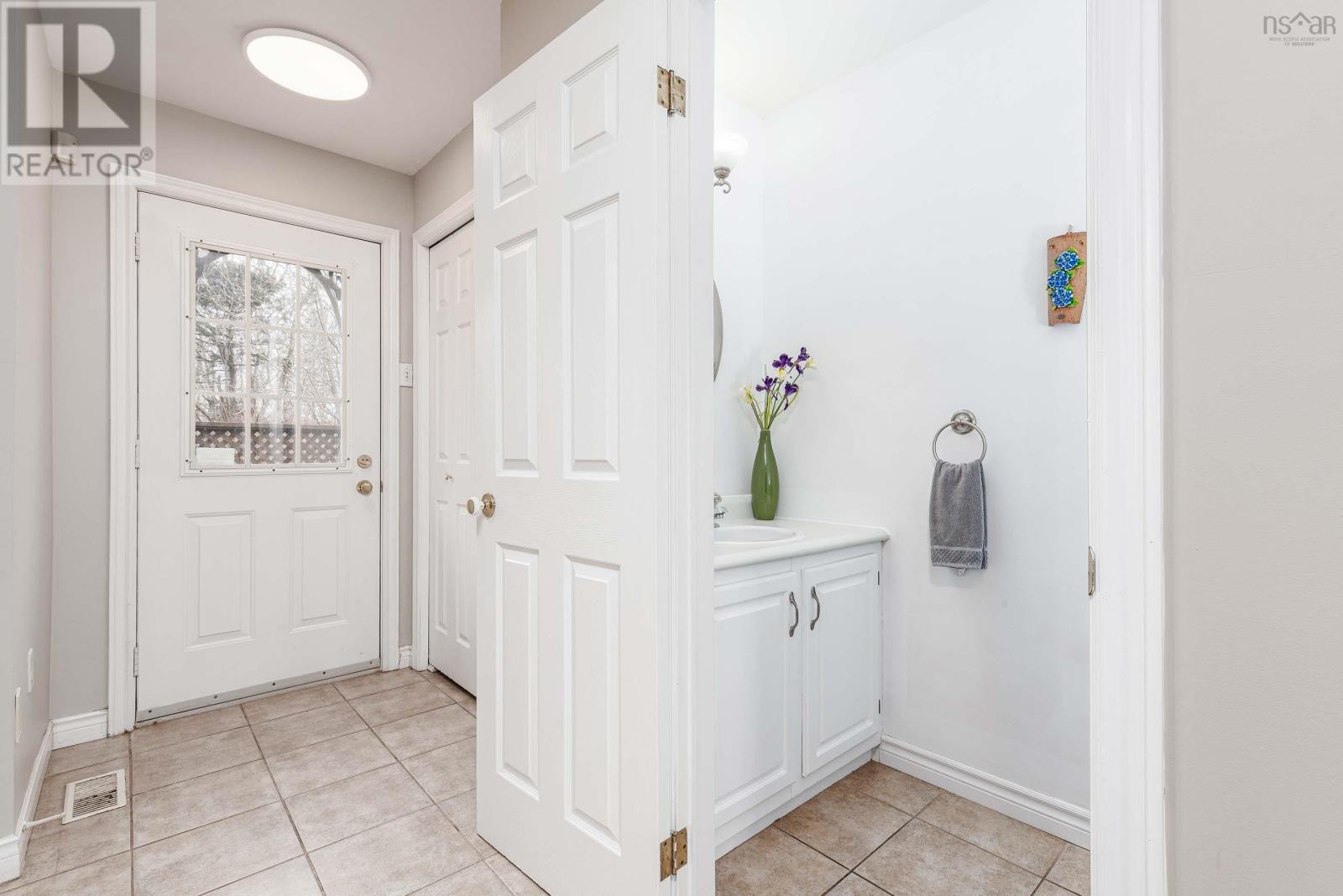 8 Russell Lake Drive, Dartmouth, Nova Scotia B2W6E7 REALTOR.ca