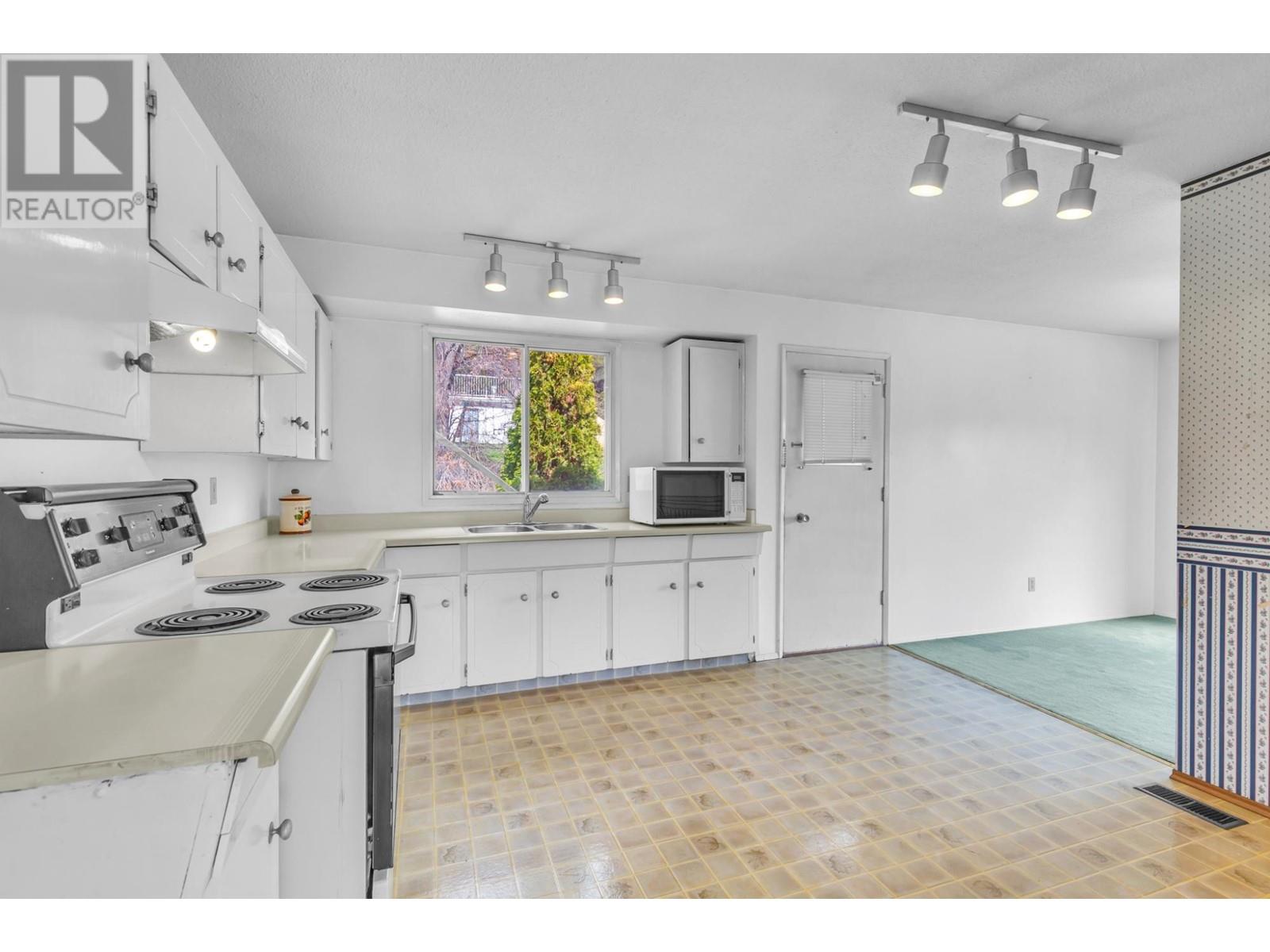 For sale 1590 HILLSIDE DRIVE, Kamloops, British Columbia 177672