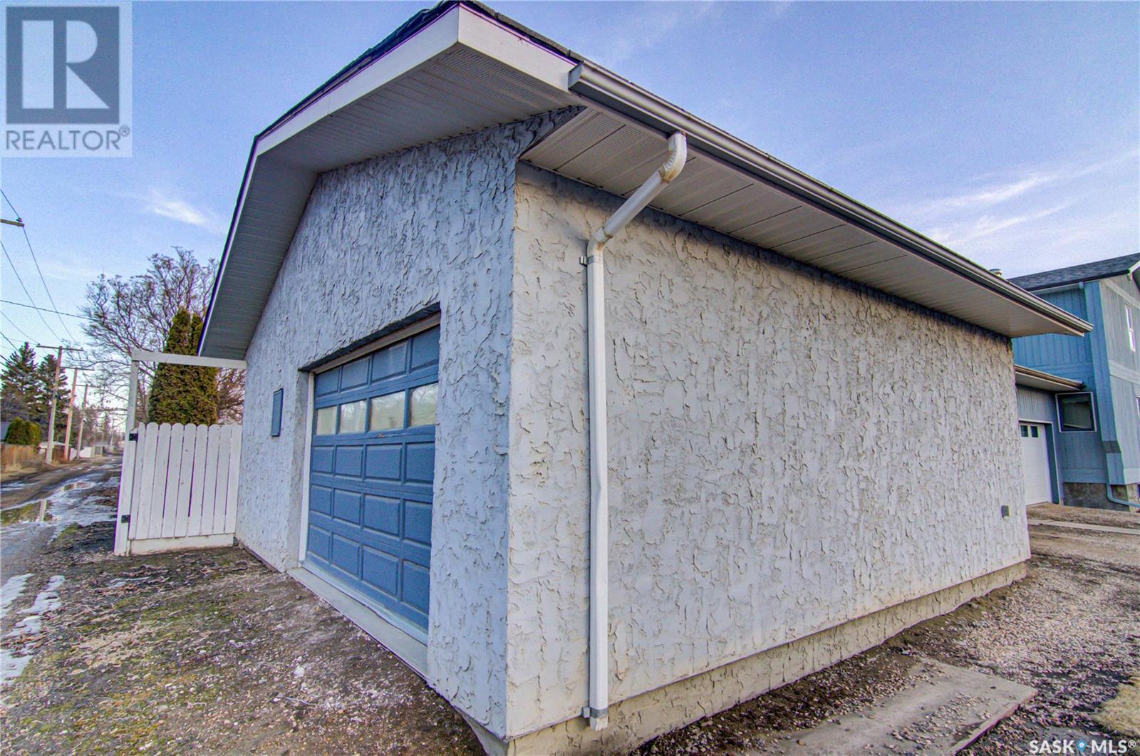 For sale: 302 McLeod AVENUE E, Melfort, Saskatchewan S0E1A0 - SK966507 ...