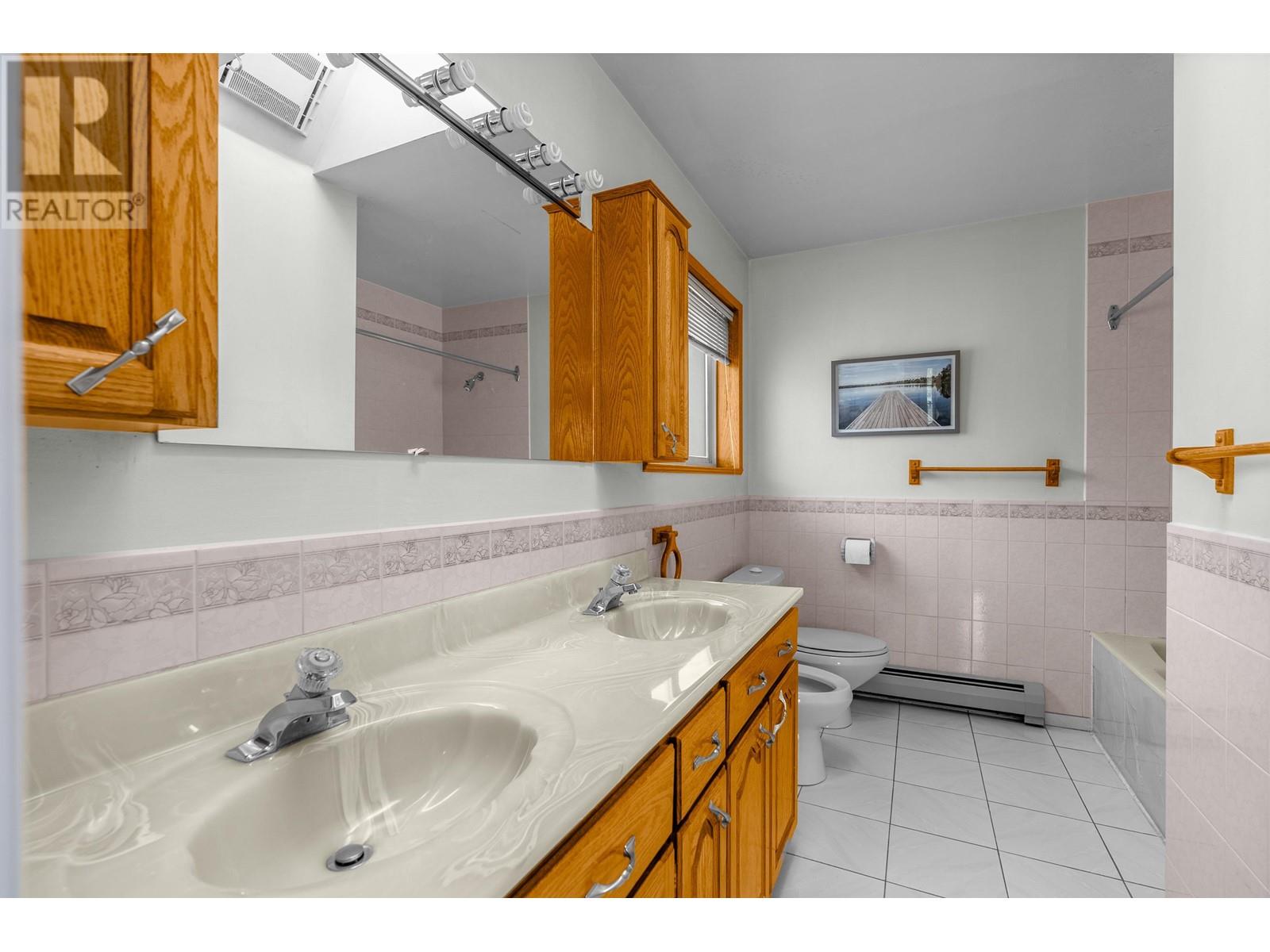 For sale 8166 11TH AVENUE, Burnaby, British Columbia V3N2N9 R2862977