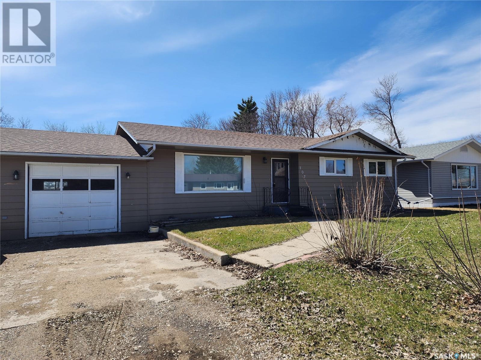 For sale: 707 GREY AVENUE, Grenfell, Saskatchewan S0G2B0 - SK959745 ...