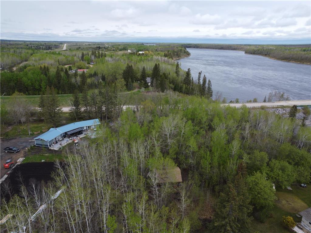 For sale: 2 Totem Road, Lac Du Bonnet RM, Manitoba R0E1A0 - 202409591 ...