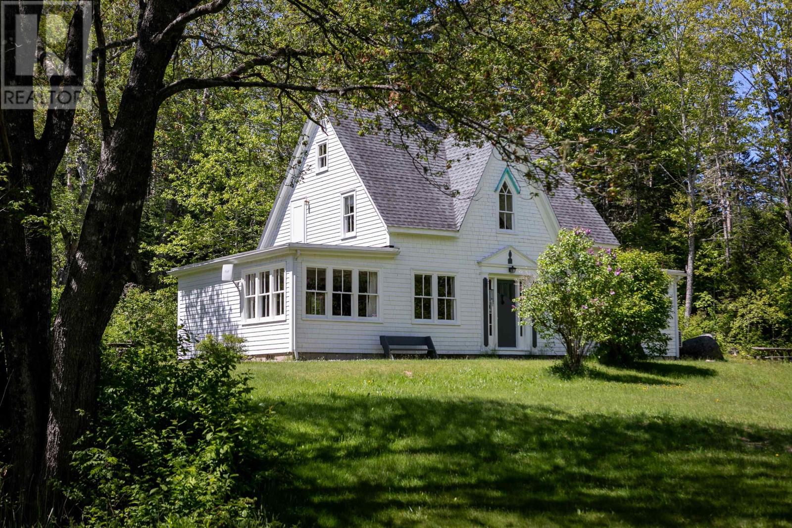 For sale 16 Latimer Lane, Chester Basin, Nova Scotia B0J1K0