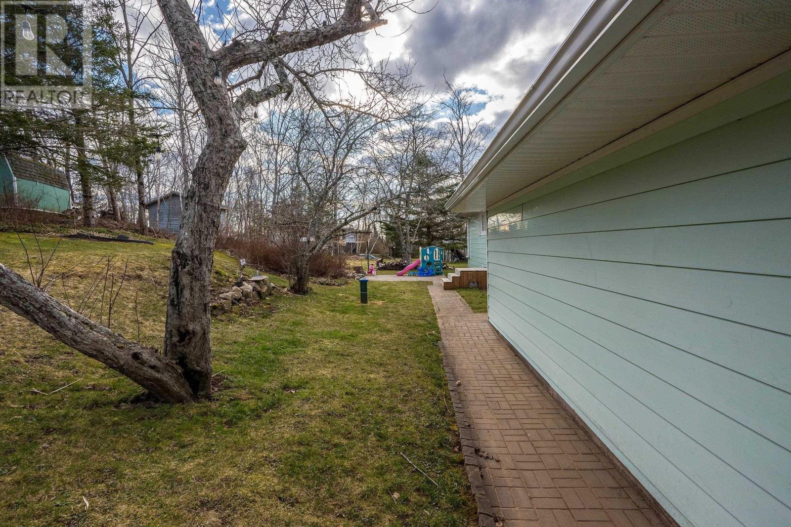 For sale 2 Juniper Place, Upper Tantallon, Nova Scotia B3Z1C5