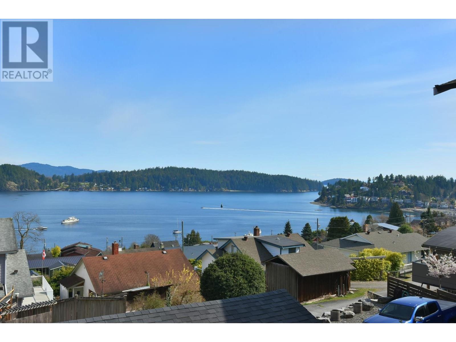 For sale 644 GIBSONS WAY, Gibsons, British Columbia V0N1V9 R2882131