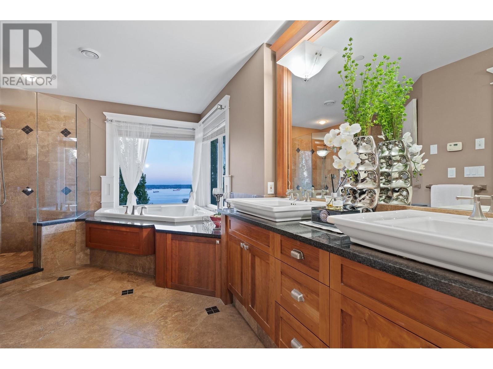 For sale 2291 ORCHARD LANE, West Vancouver, British Columbia V7V4X6