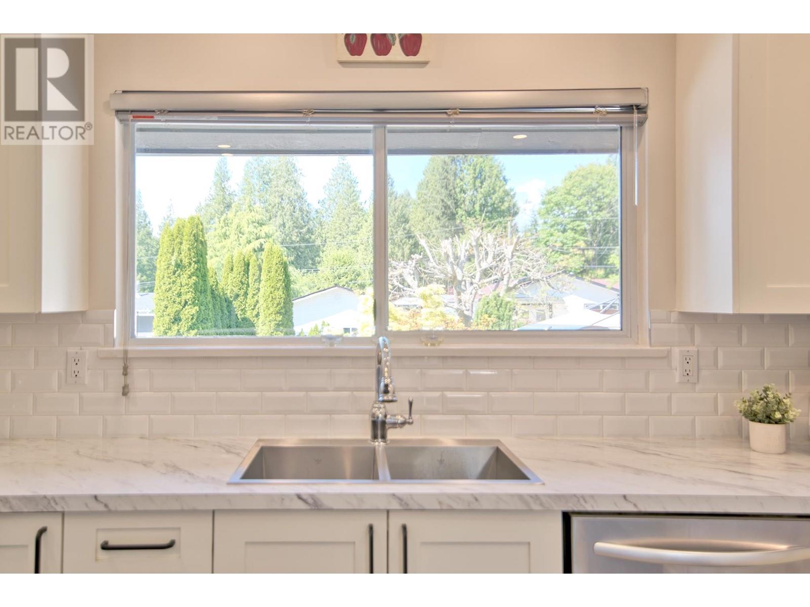 For sale 6454 SAMRON ROAD, Sechelt, British Columbia V7Z0M8 R2884749 REALTOR.ca