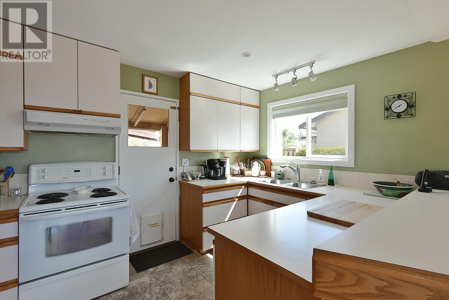 For sale 4946 LAUREL AVENUE, Sechelt, British Columbia V7Z0B7