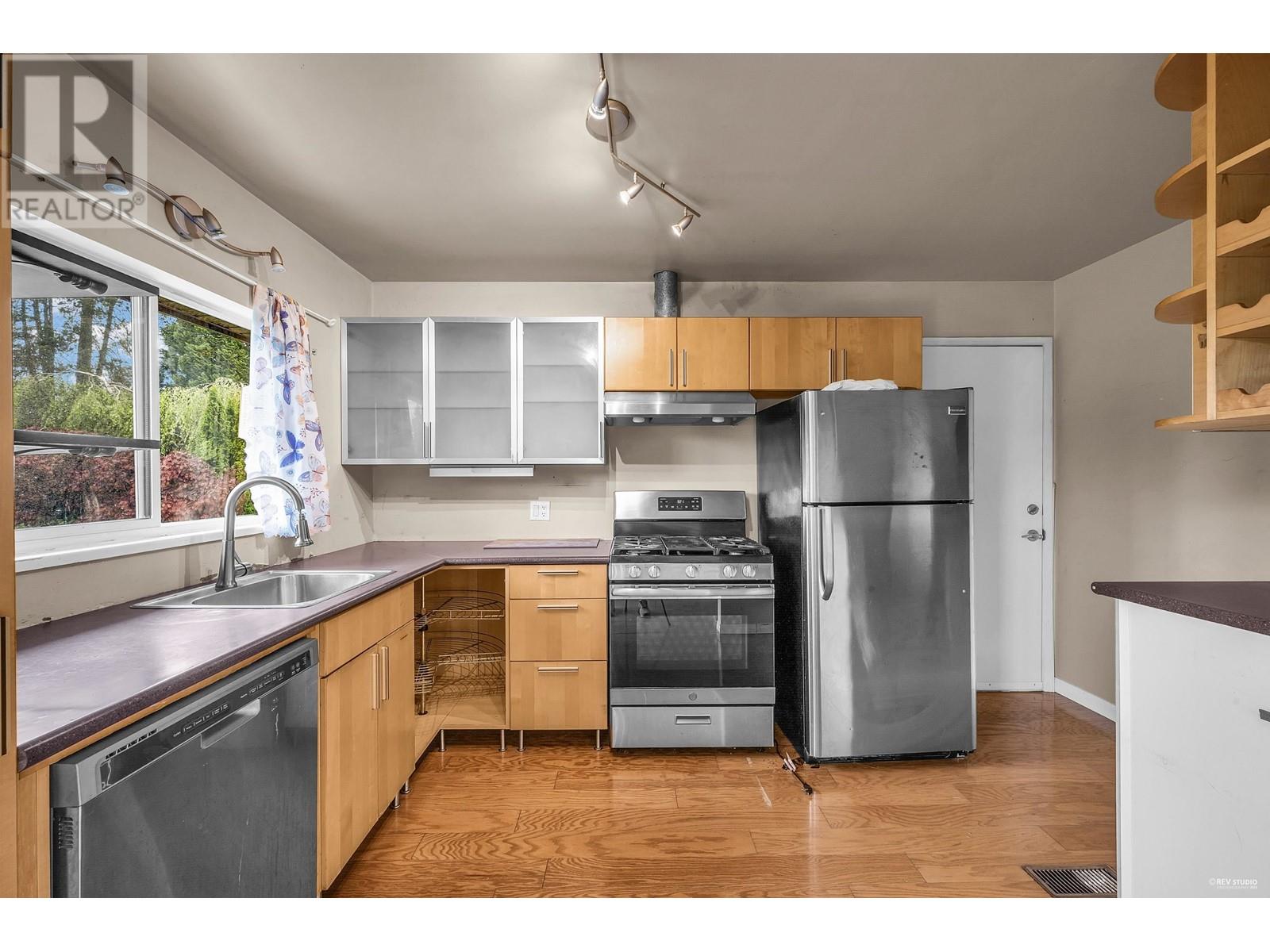 For sale 2705 HENRY STREET, Port Moody, British Columbia V3H2J8 R2890629 REALTOR.ca